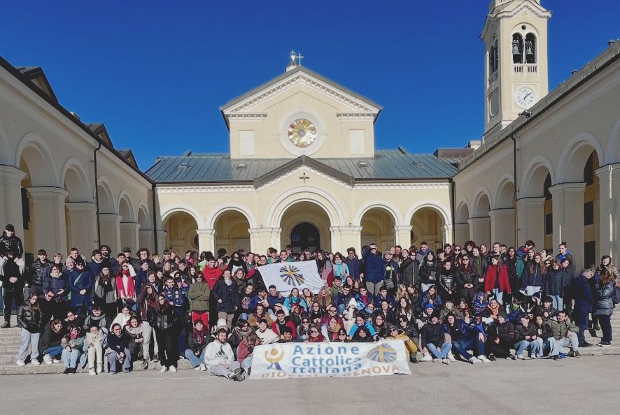 Foto di gruppo del bivacco d'Avvento davanti a un santuario